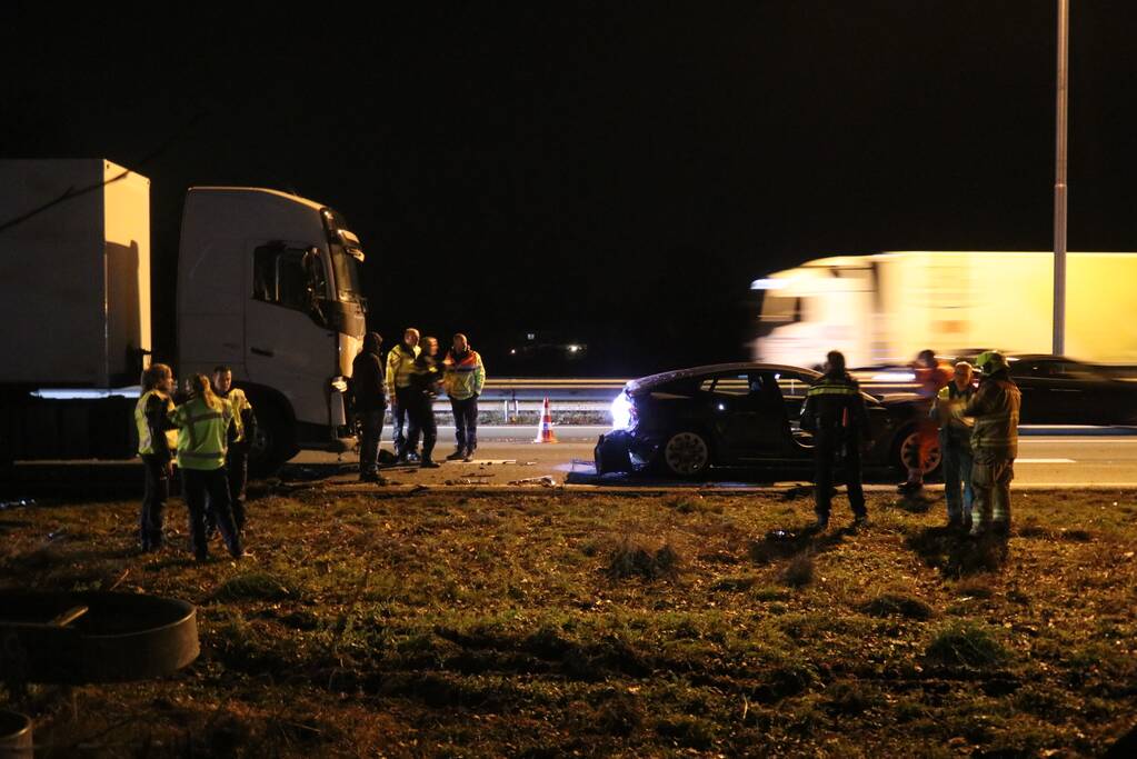 Vrachtwagen in botsing met meerdere auto's
