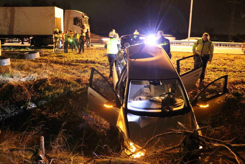 Vrachtwagen in botsing met meerdere auto's