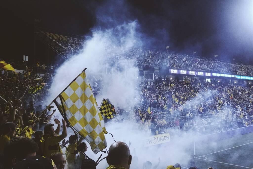 Helmond Sport-supporters aangehouden voor stenen gooien in vak FC Dordrecht