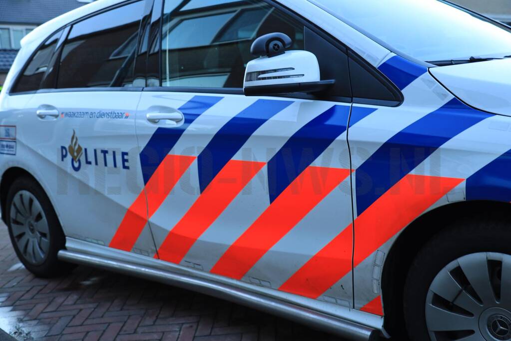 Jongen springt op motorkap politieauto (Bergen op Zoom)