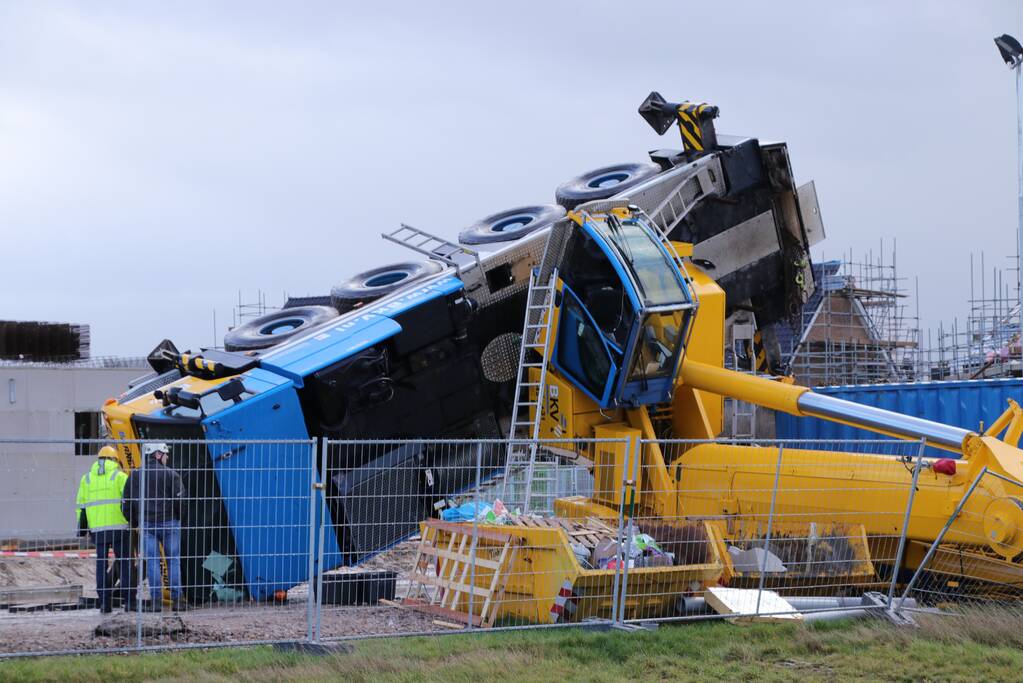 VIDEO: Bouwkraan in nieuwbouwwijk omgevallen (Voorthuizen)