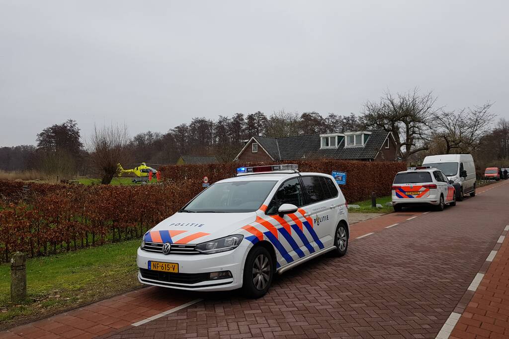 Traumahelikopter landt in achtertuin van woning (Tienhoven)