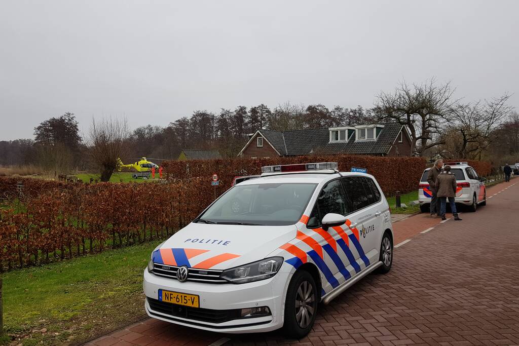 Traumahelikopter landt in achtertuin van woning (Tienhoven)