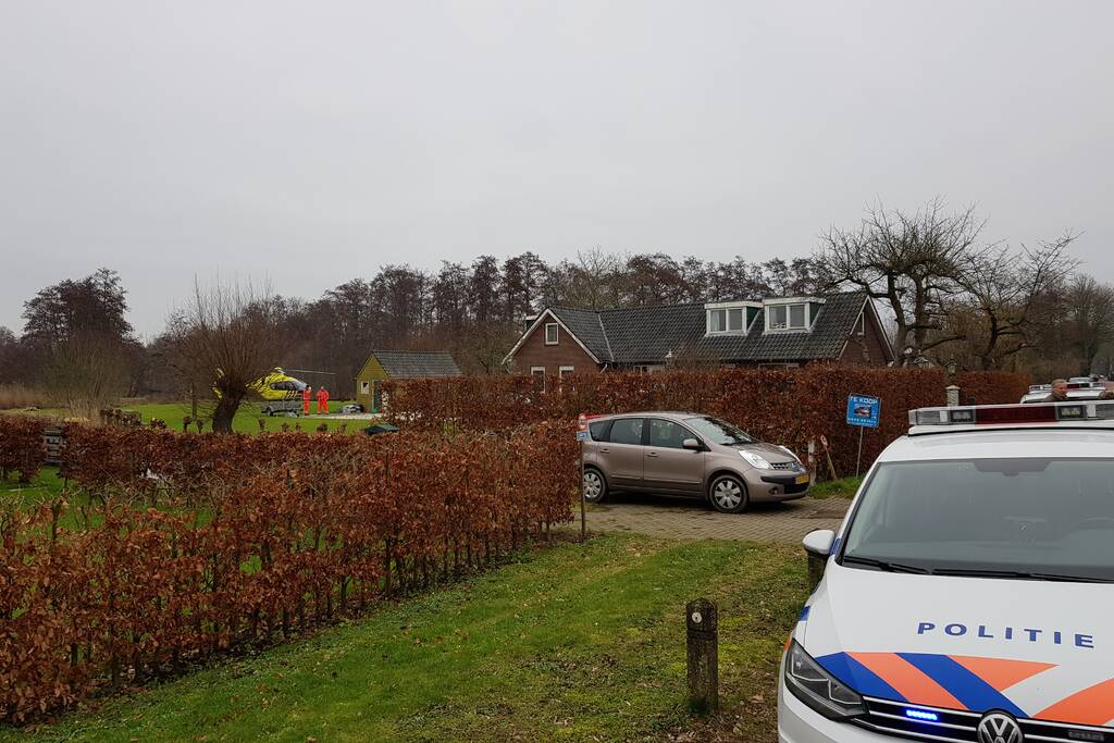 Traumahelikopter landt in achtertuin van woning (Tienhoven)