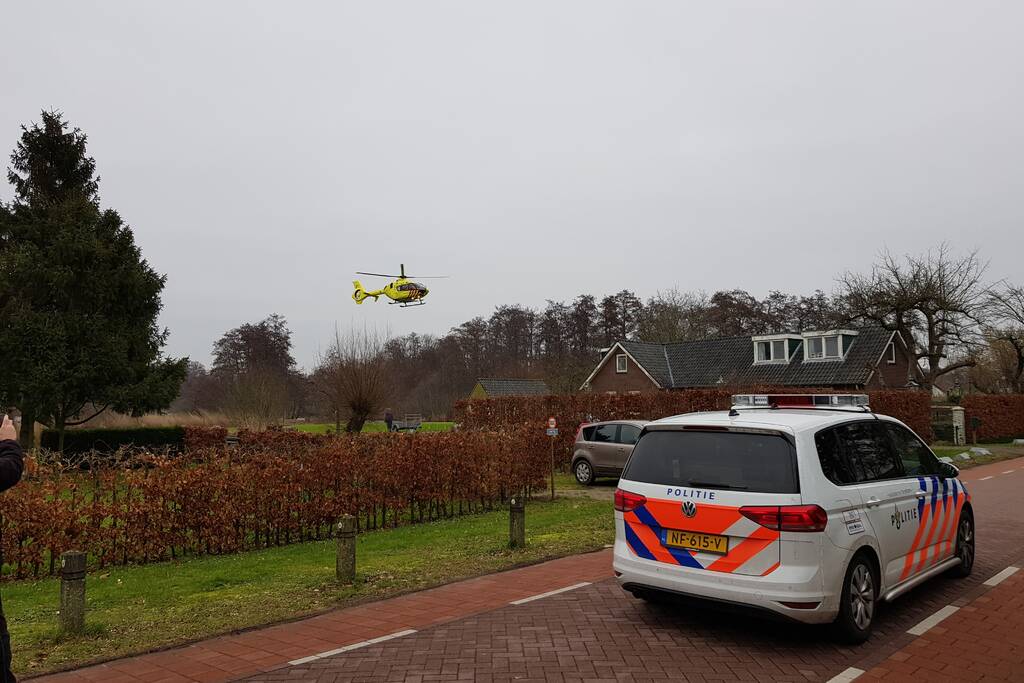 Traumahelikopter landt in achtertuin van woning (Tienhoven)