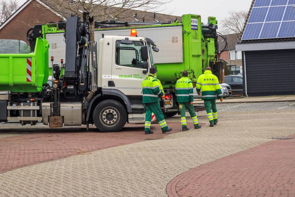 Kraan vrachtwagen breekt af na tillen glasbak (Bunschoten-Spakenburg)