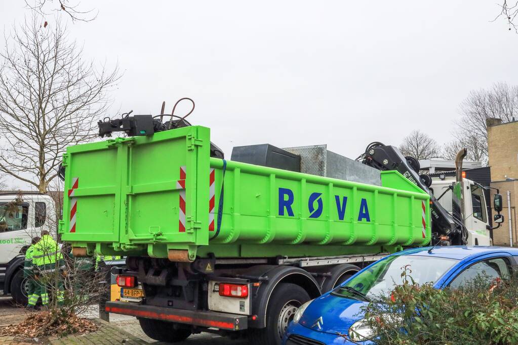 Kraan vrachtwagen breekt af na tillen glasbak (Bunschoten-Spakenburg)