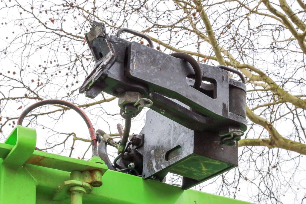 Kraan vrachtwagen breekt af na tillen glasbak (Bunschoten-Spakenburg)