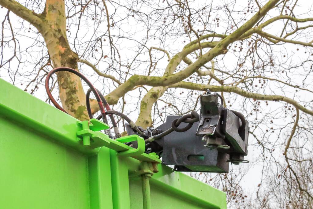 Kraan vrachtwagen breekt af na tillen glasbak (Bunschoten-Spakenburg)