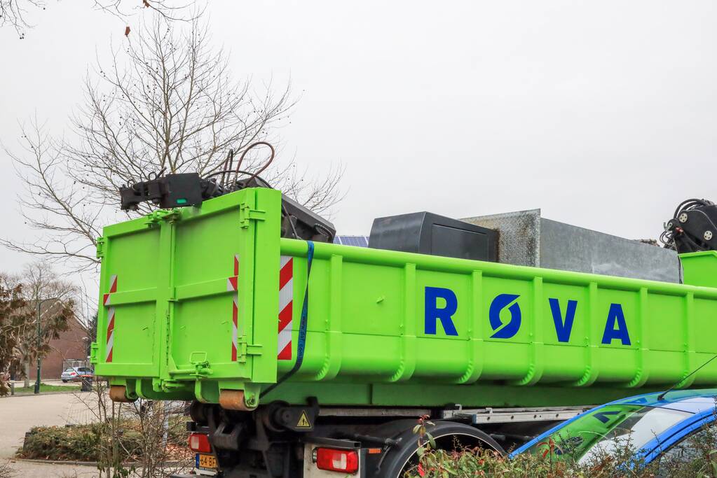 Kraan vrachtwagen breekt af na tillen glasbak (Bunschoten-Spakenburg)