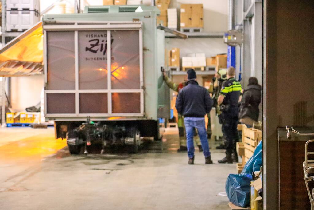 Marktviskar in loods vol rook