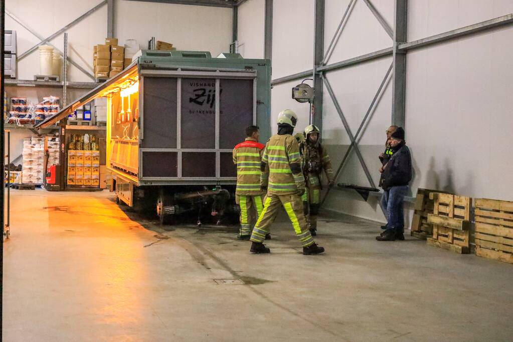 Marktviskar in loods vol rook