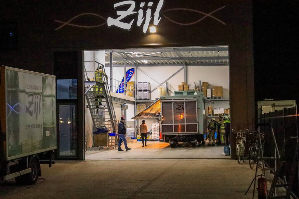 Marktviskar in loods vol rook