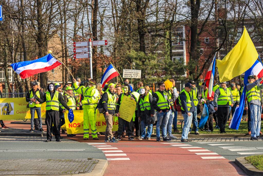Gele hesjes demonstratie tegen NOS