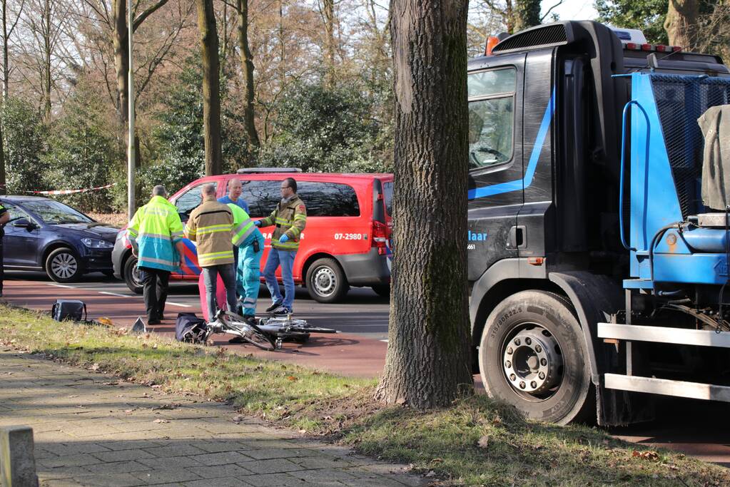 Fietsster overleden bij aanrijding met vrachtwagen (Bennekom)