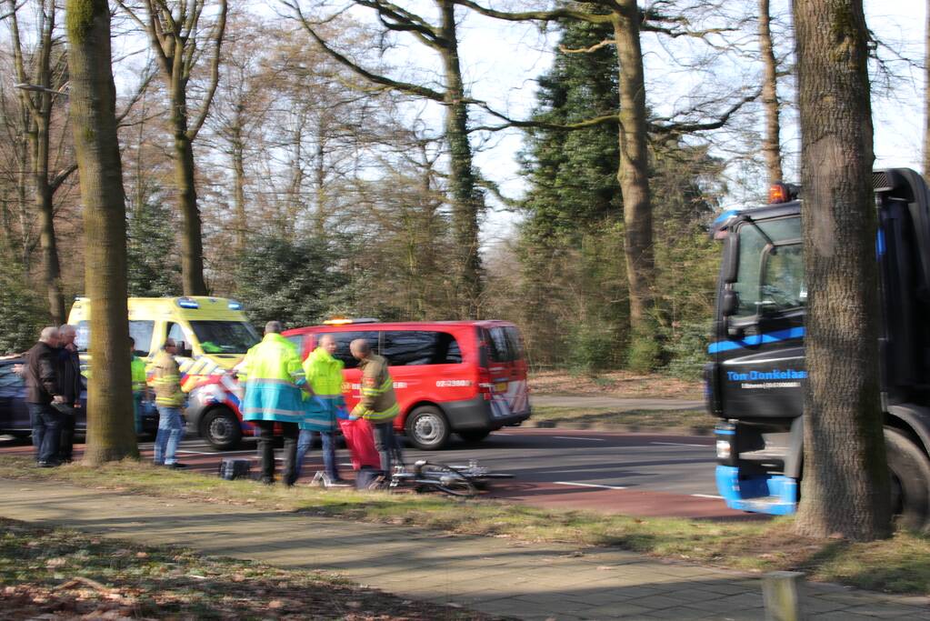 Fietsster overleden bij aanrijding met vrachtwagen (Bennekom)