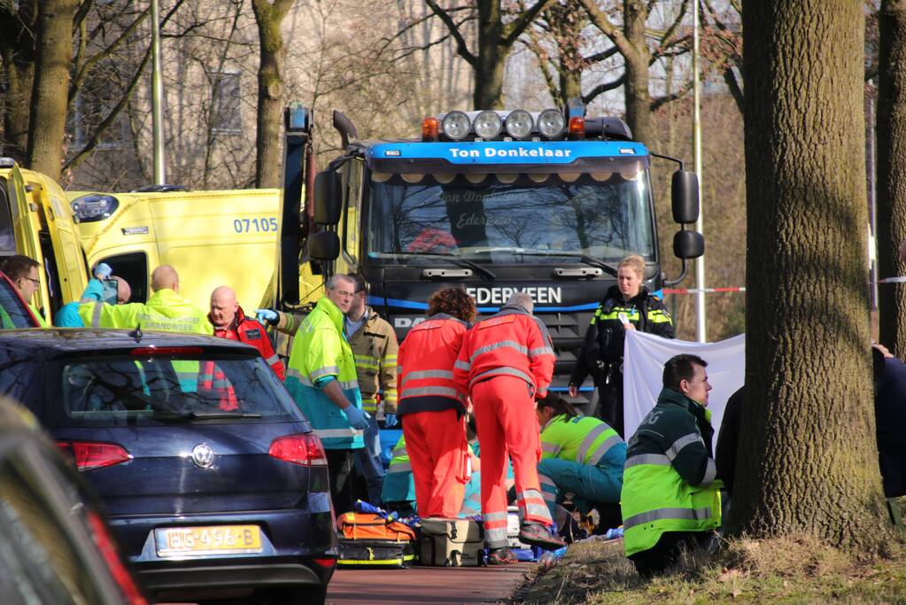 Fietsster overleden bij aanrijding met vrachtwagen (Bennekom)