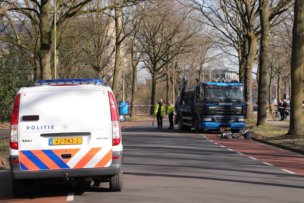 Fietsster overleden bij aanrijding met vrachtwagen (Bennekom)