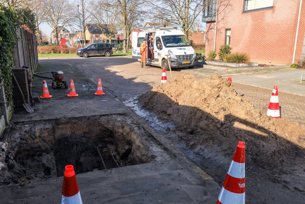 Gescheurde mof zet straat blank (Bunschoten-Spakenburg)