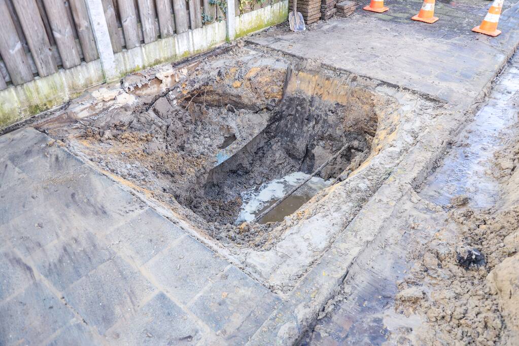 Gescheurde mof zet straat blank (Bunschoten-Spakenburg)