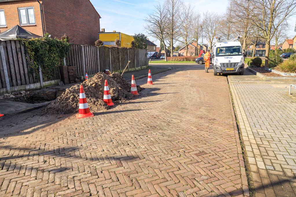 Gescheurde mof zet straat blank (Bunschoten-Spakenburg)