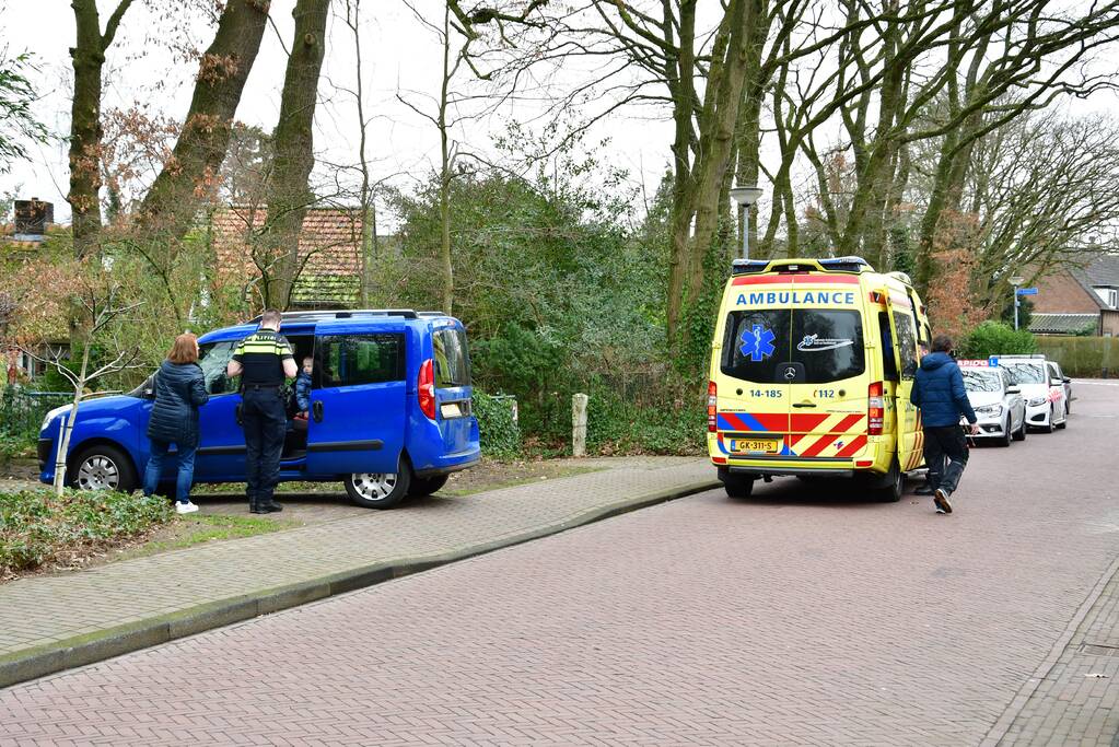 Vrouw rijdt eigen man aan (Laren)
