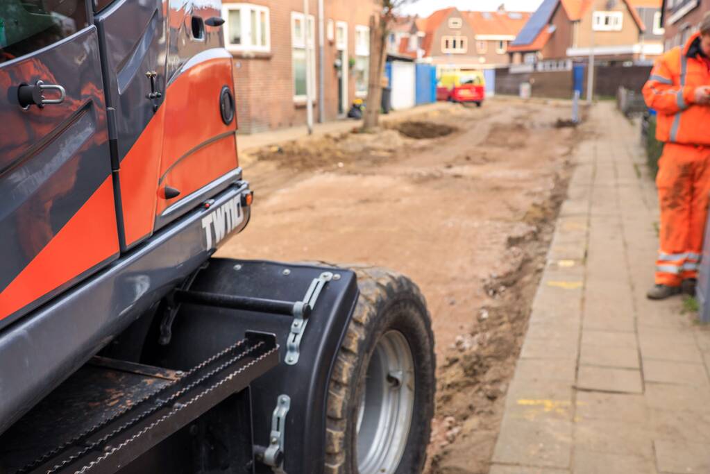 Waterlekkage in opengebroken straat (Amersfoort)