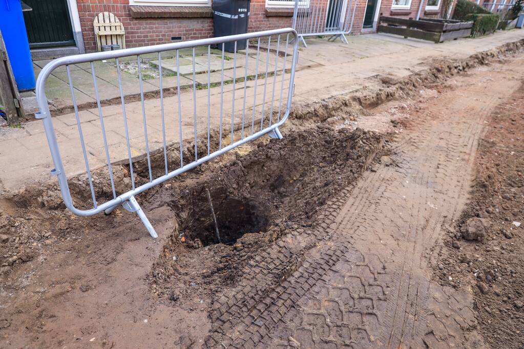 Waterlekkage in opengebroken straat (Amersfoort)