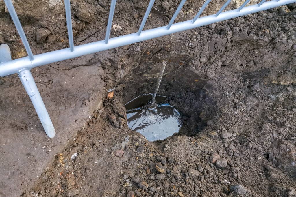 Waterlekkage in opengebroken straat (Amersfoort)