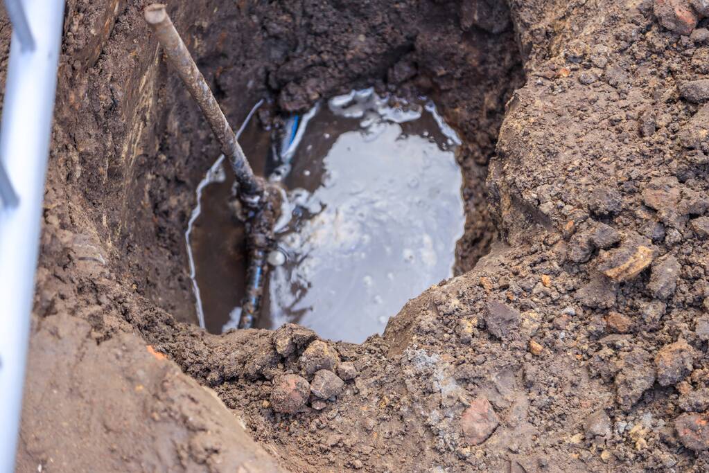 Waterlekkage in opengebroken straat (Amersfoort)