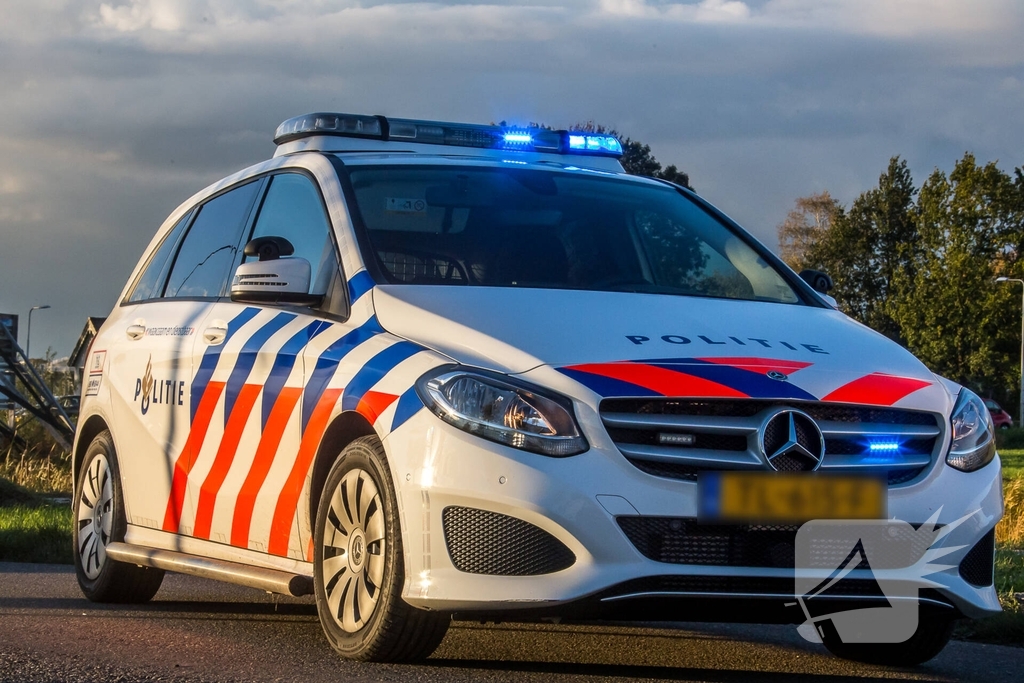 Auto op op zijn kop in het water