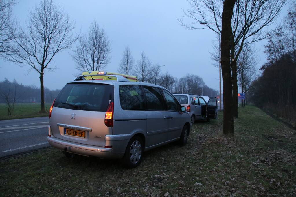 Twee auto's botsen op elkaar (Scherpenzeel)
