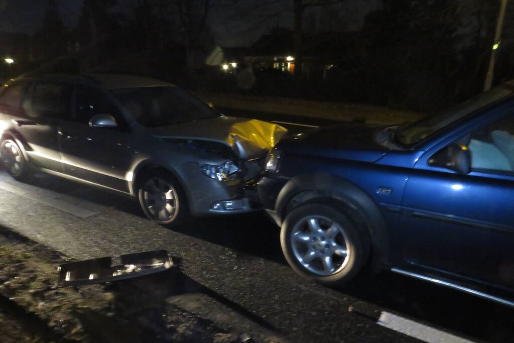 Drie personenauto's botsen (De Klomp)