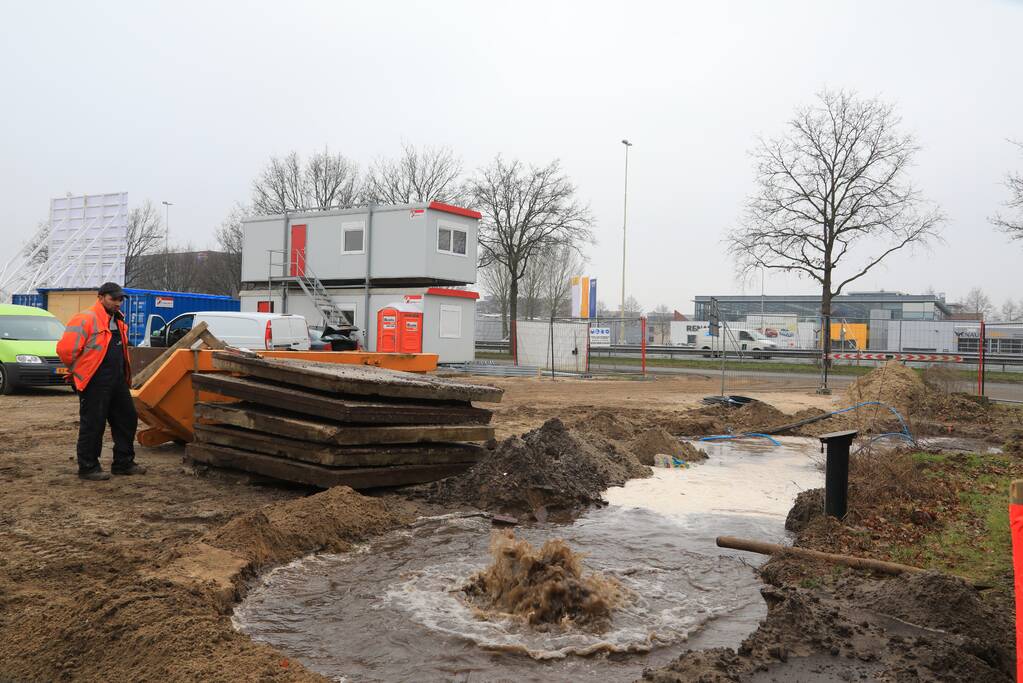 Waterleiding geraakt bij graafwerkzaamheden (Hoogland)