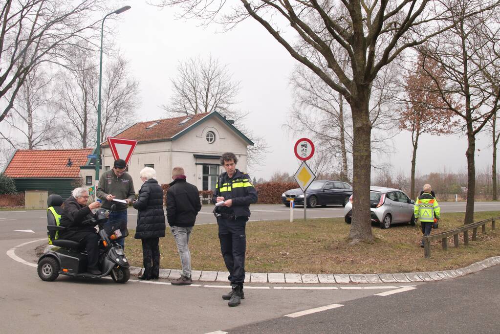 Scootmobiel en auto botsen (Woudenberg)