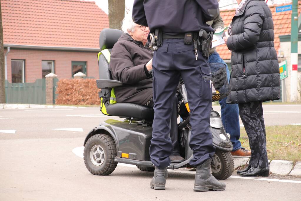 Scootmobiel en auto botsen (Woudenberg)