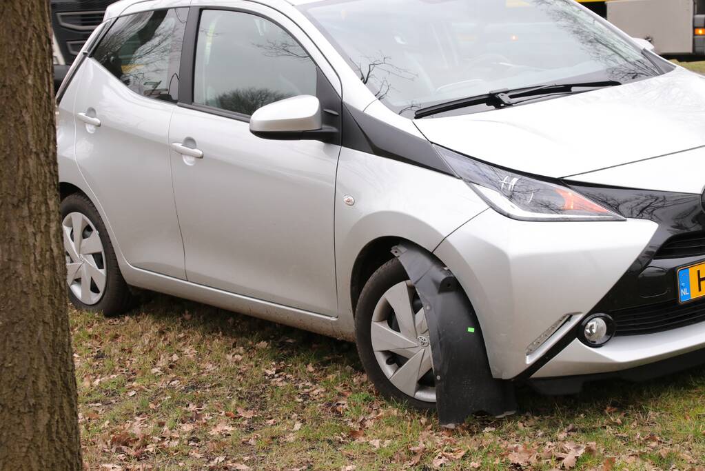 Scootmobiel en auto botsen (Woudenberg)