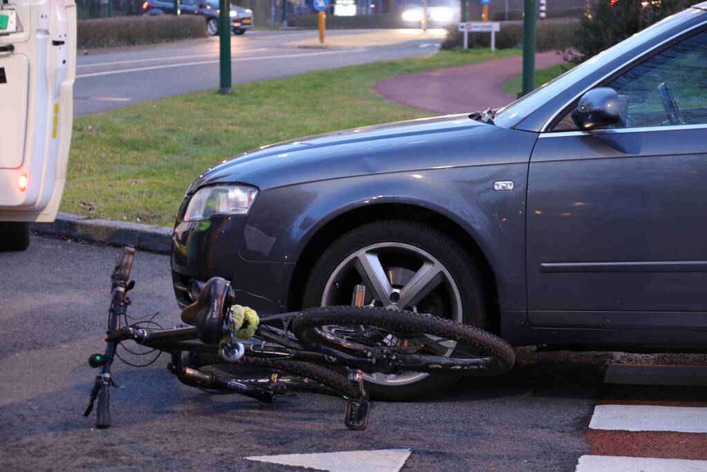 Fietser breekt been bij aanrijding met auto