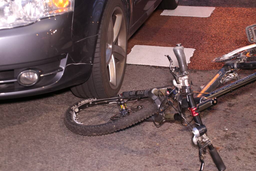 Fietser breekt been bij aanrijding met auto