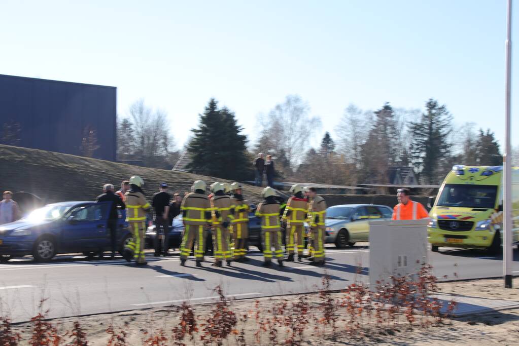 Gewonde bij kop-staart aanrijding tussen drie voertuigen (Voorst)