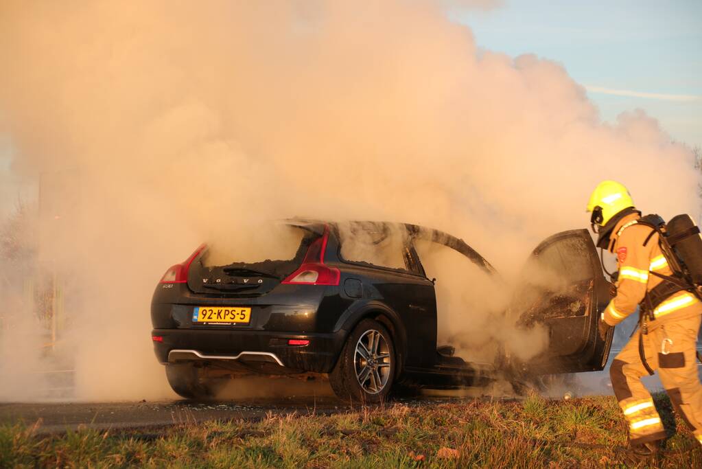 Auto vliegt tijdens rijden in brand