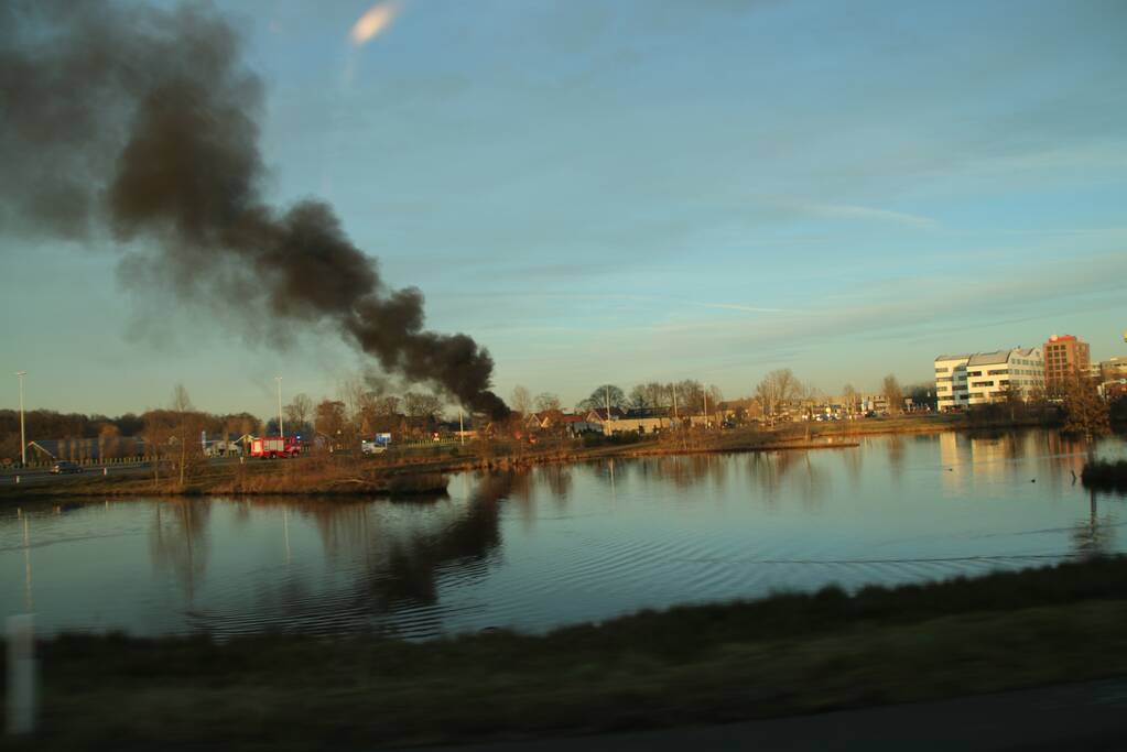 Auto vliegt tijdens rijden in brand