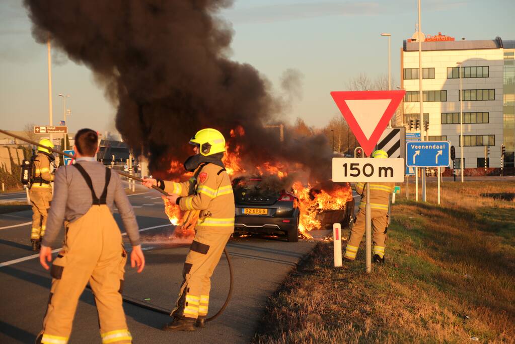 Auto vliegt tijdens rijden in brand