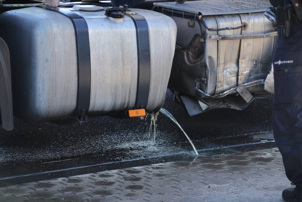 Vrachtwagen rijdt tank lek tegen laaddock (Barneveld)