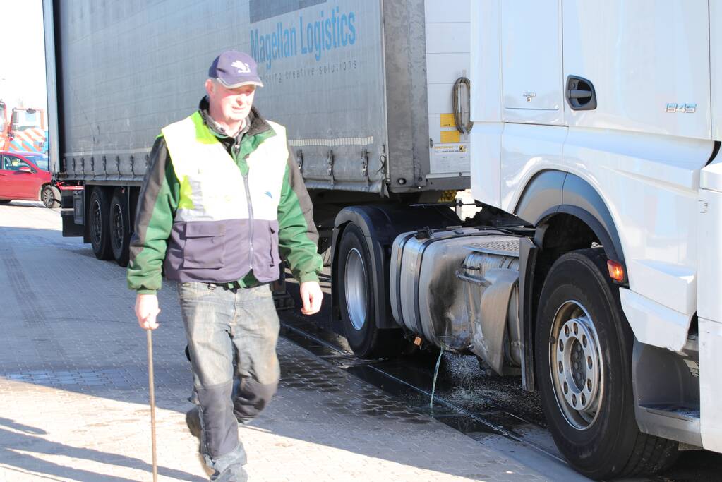 Vrachtwagen rijdt tank lek tegen laaddock (Barneveld)