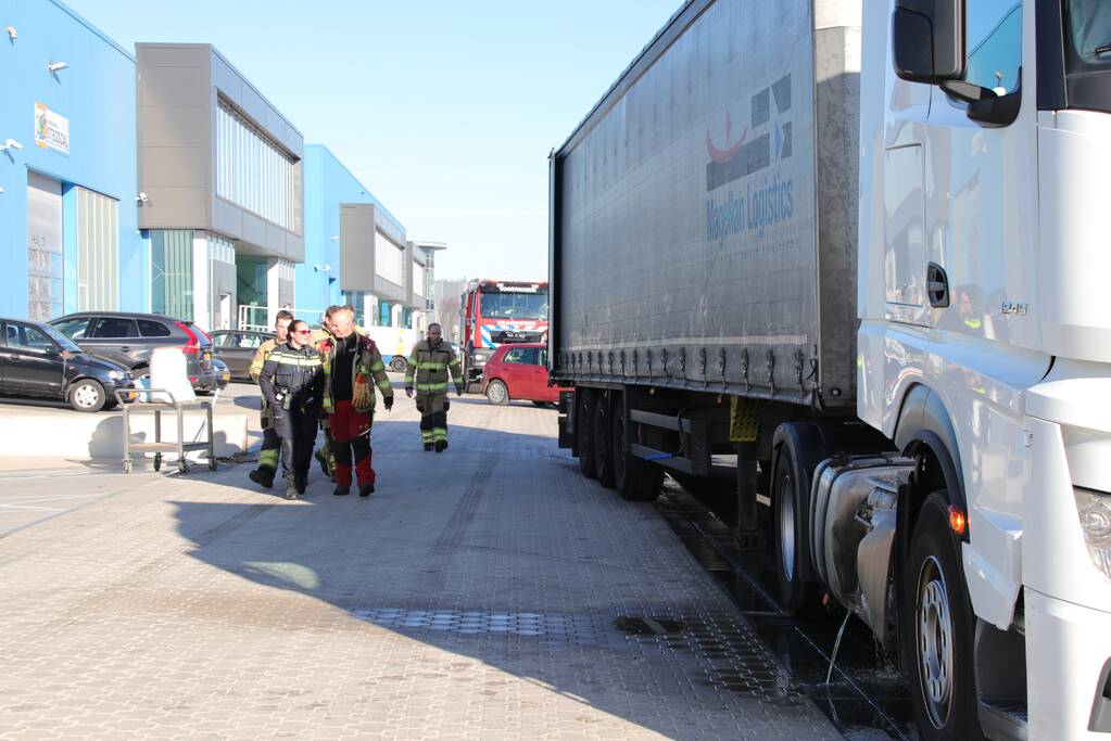 Vrachtwagen rijdt tank lek tegen laaddock (Barneveld)