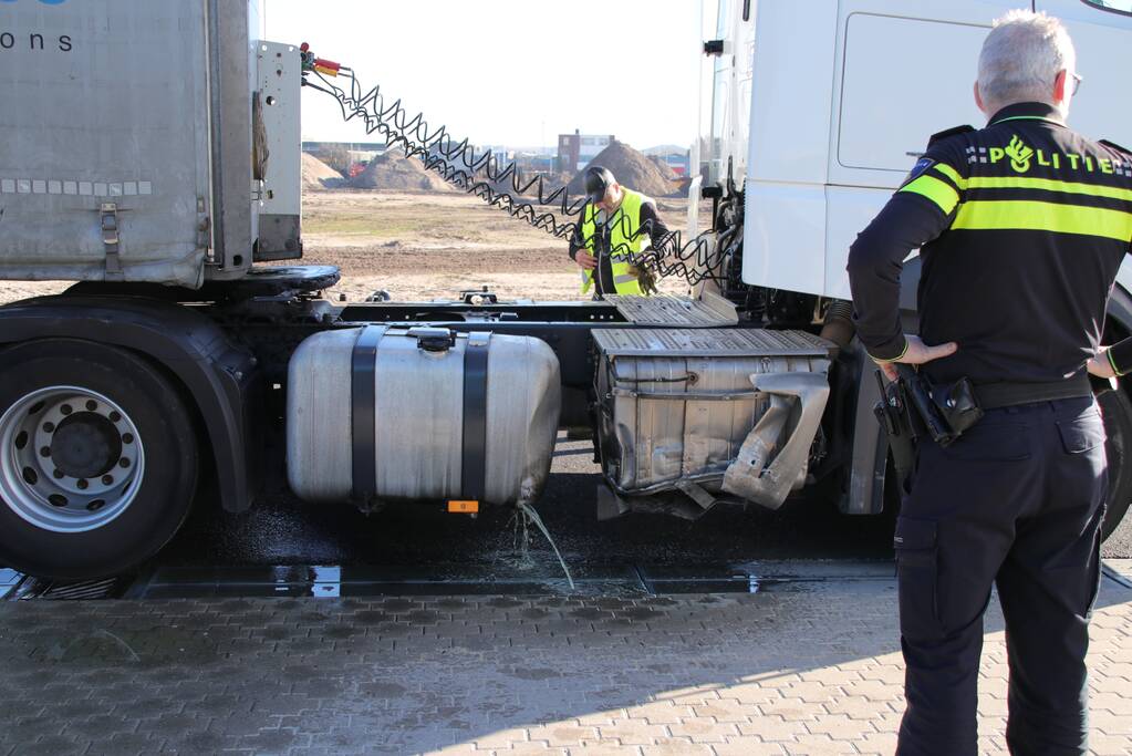 Vrachtwagen rijdt tank lek tegen laaddock (Barneveld)