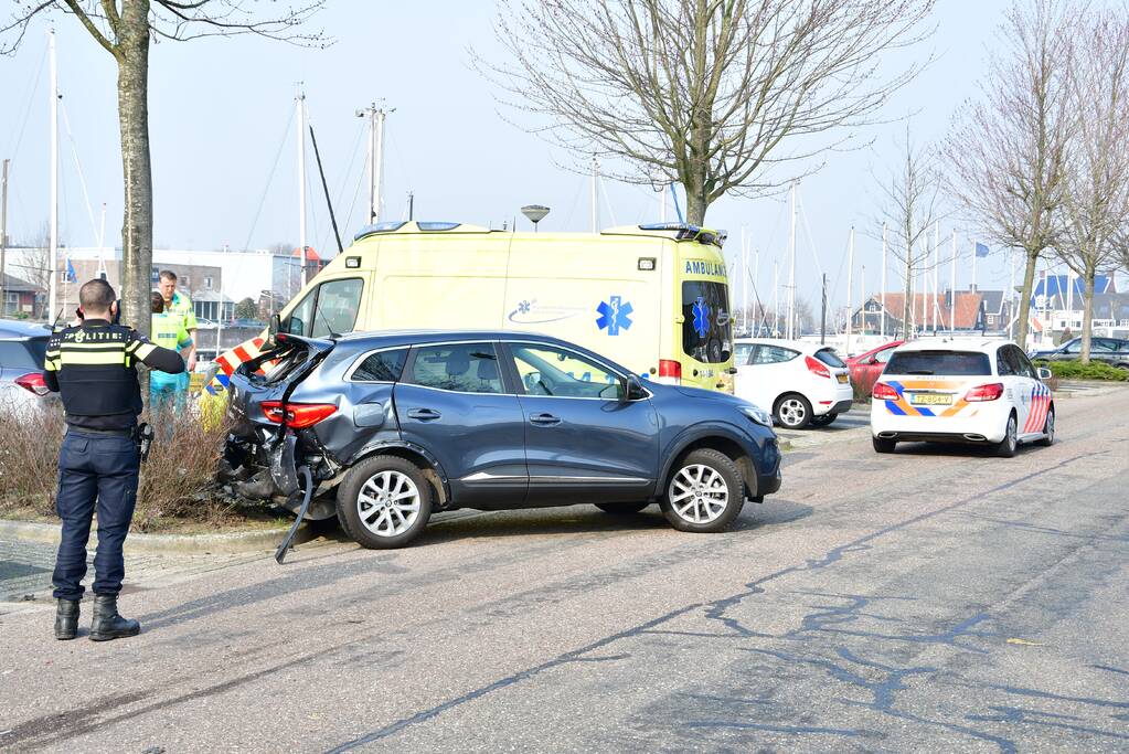 Drie auto's zwaar beschadigd bij crash (Huizen)