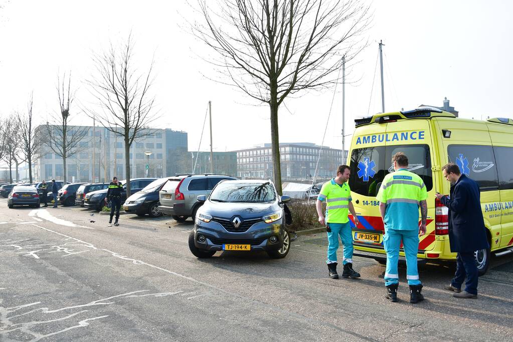 Drie auto's zwaar beschadigd bij crash (Huizen)
