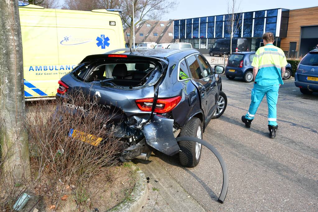 Drie auto's zwaar beschadigd bij crash (Huizen)